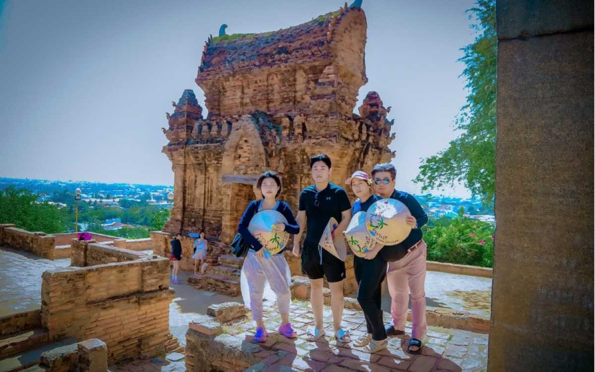 Khoảnh Khắc Đáng Nhớ Của Đoàn Khách Tại Tháp Pô Klông-Garai